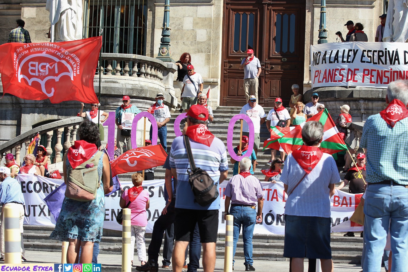 pensionistas-vascos-bilbao-septiembre-verano-agosto-otoño-madrid-banderas-rojas-ayuntamiento