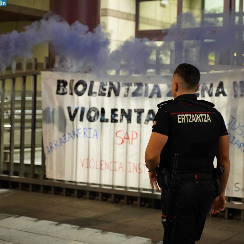 ertzaintza-policía-mujer-víctima-violencia-género-machista-orden-alejamiento-bizitu