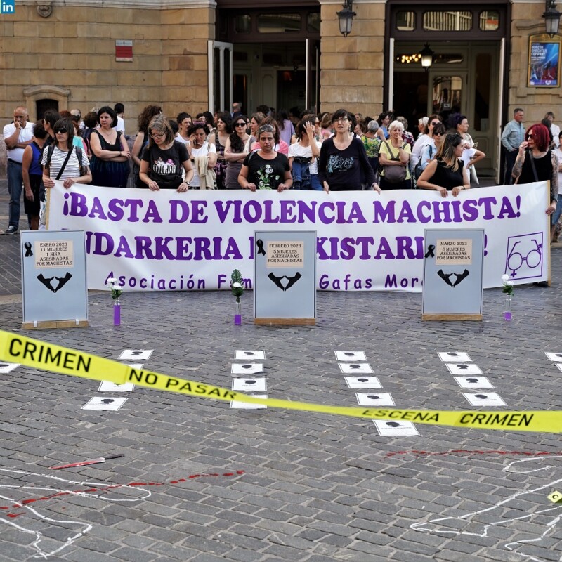 feminista-asesinato-machista-mujeres-niñas-bebé-mirada-lilith-gafas-moradas-bilbao-feminicidios