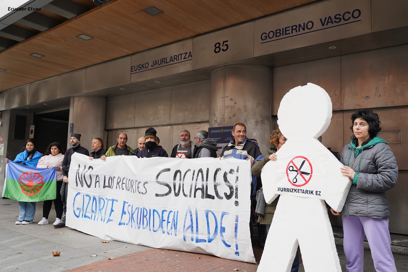 Momento de la concentración de denuncia delante de la sede del Gobierno Vasco. Imagen: Ecuador Etxea