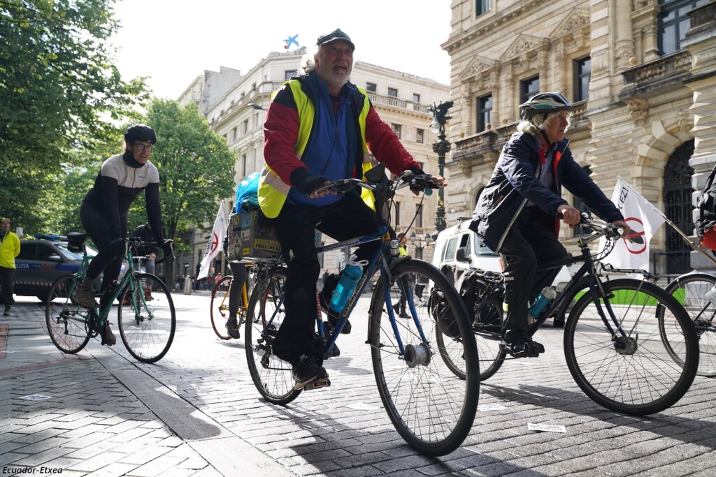 bicicletas-marcha-ciclista-vasco-bilbao-armas-guerra-bombardeo-gernika-palestina-israel