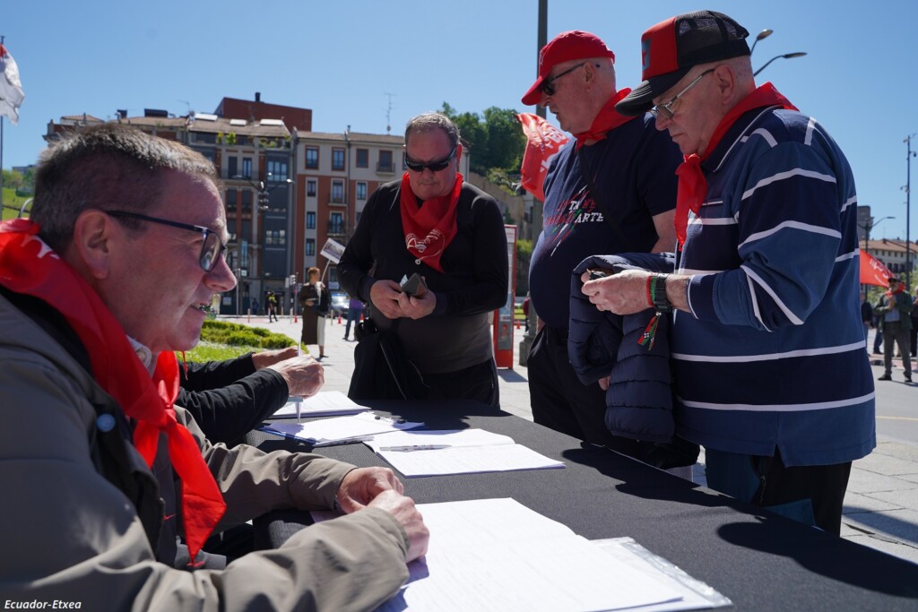 pensionistas-vascos-bilbao-firmas-ILP-salarios-pensiones-1mayo