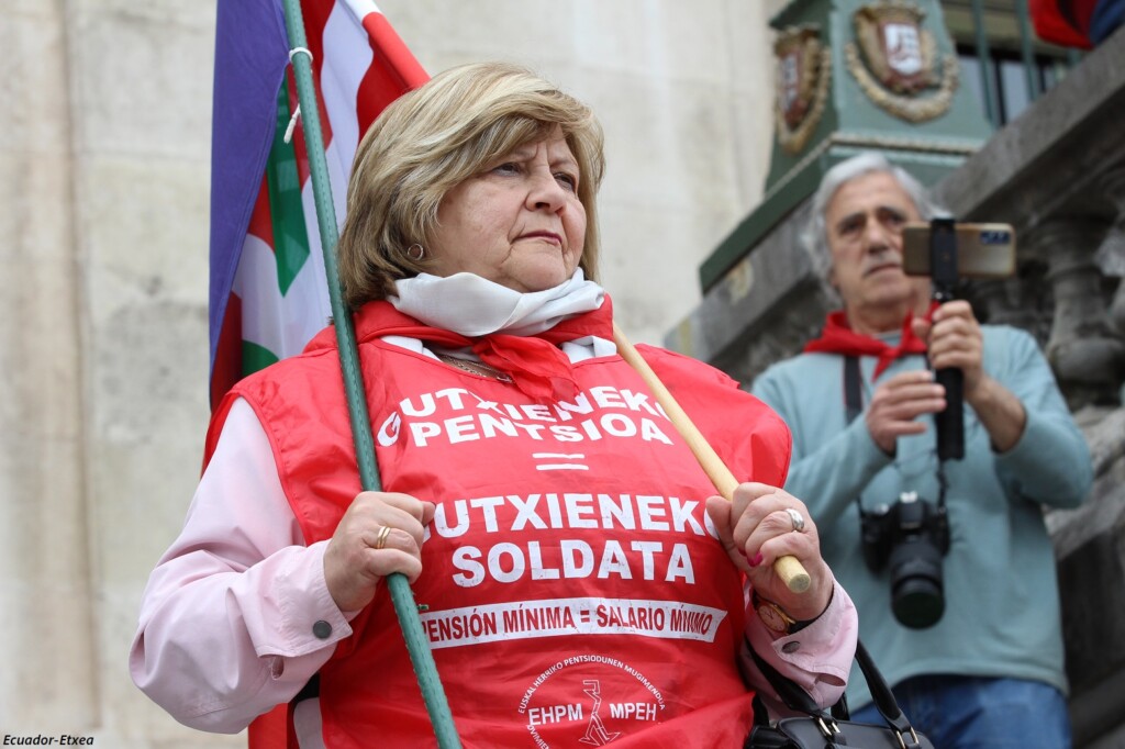 pensionistas-vascos-bilbao-ILP-firmas-parlamento-SMI-gasteiz