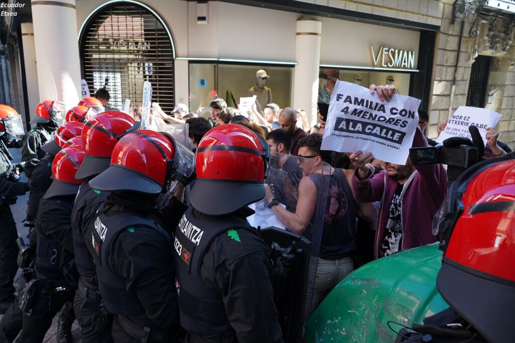 desahucio-menores-niños-policía-ertzaintza-golpes-carga-violencia-bilbao-vasco-casco-viejo-bidebarrieta-alokabide-azet