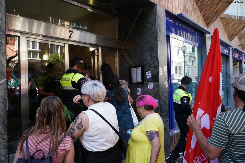 agresión-mujer-sindicalista-LAB-bilbao-henao-conserje-cubo-agua-limpieza-huelga-ELA-policía-ertzaintza