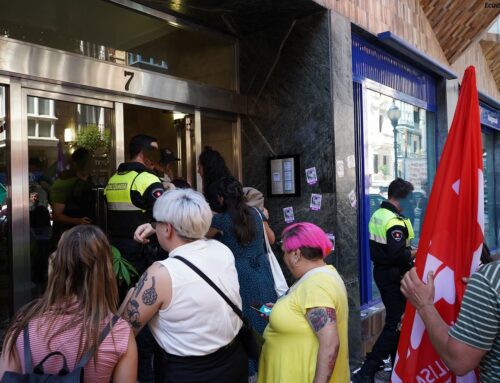 Agreden y arrojan agua con producto químico a integrante de LAB durante una marcha de limpiadoras en huelga