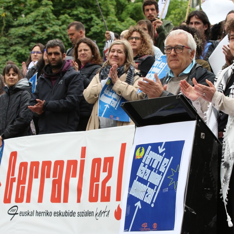 bilbao-vasco-cadena-humana-guerra-bélico-carta-derechos-sociales-euskal-herria