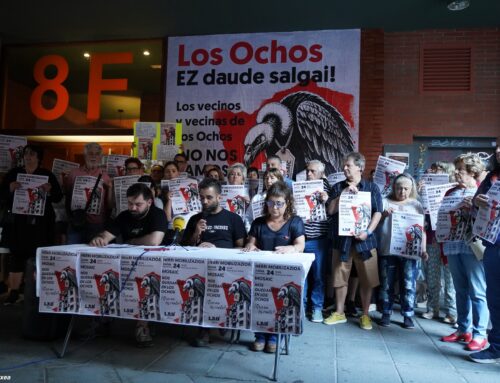 «Nos quieren echar, pero no nos vamos»: más de 120 familias de Erandio se rebelan por sus viviendas