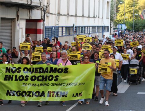 Una marea recorre Erandio para defender a las familias de Los Ochos