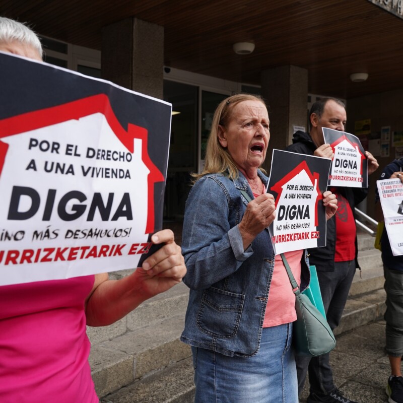 desahucio-vivienda-segunda-maricarmen-sestao-madrid-acampada-mujer-hijo-menor-ayuntamiento