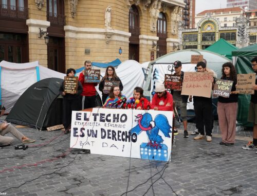 La acampada de Bilbao acusa a los gobiernos de PSOE-Sumar y PNV-PSE de complicidad con los fondos buitre