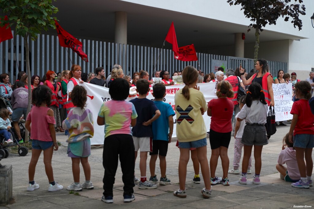 cucarachas-mal-olor-haurreskola-san-ignacio-bilbao-niños-menores-huelga-limpieza-ayuntamiento-LAB-ESK-ELA